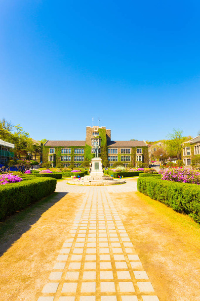 Yonsei Üniversitesi ana dört heykel Ivy binalar - Fotoğraf, Görsel