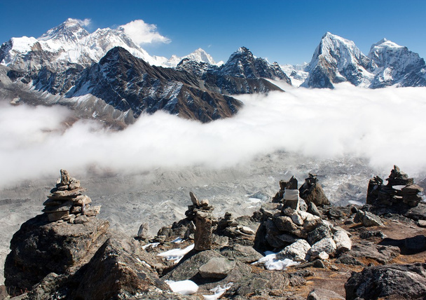 View of everest with stone mans from gokyo ri - Foto, Imagen