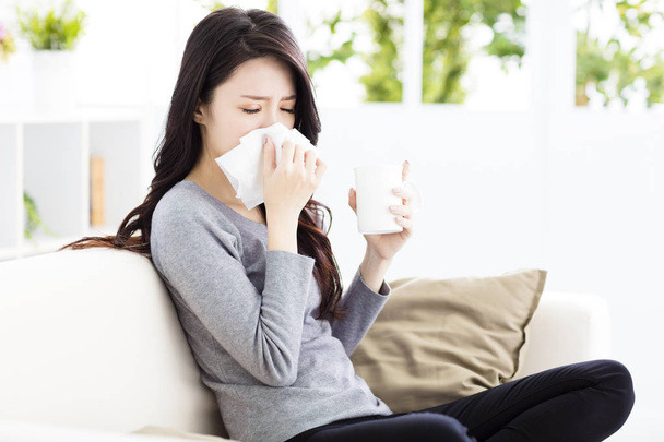 Młoda kobieta zainfekowany zimno wieje jej nos - Zdjęcie, obraz