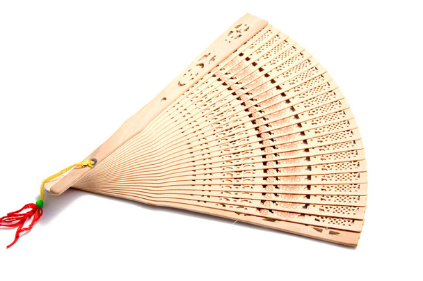 Scultura in legno pieghevole in stile cinese ventilatore a mano su sfondo bianco
. - Foto, immagini