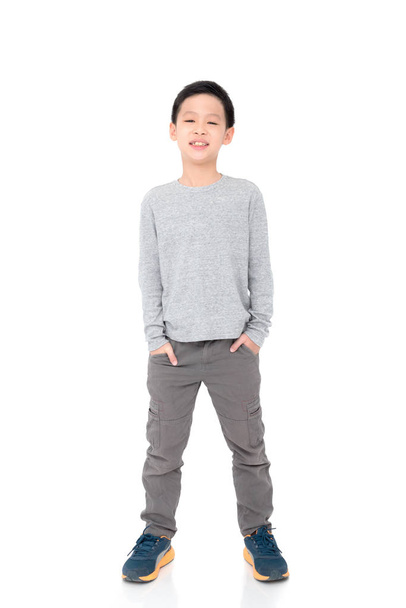αγόρι που στέκεται πάνω από το λευκό φόντο - Φωτογραφία, εικόνα
