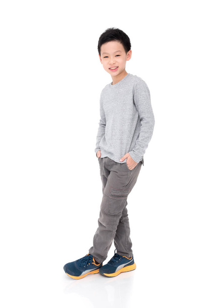 νεαρό αγόρι που στέκεται πάνω από το λευκό φόντο - Φωτογραφία, εικόνα