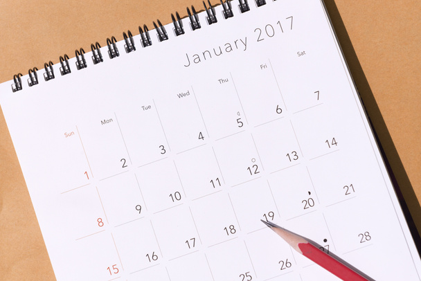 El calendario del nuevo año 2017 sobre el fondo de papel marrón
 - Foto, Imagen