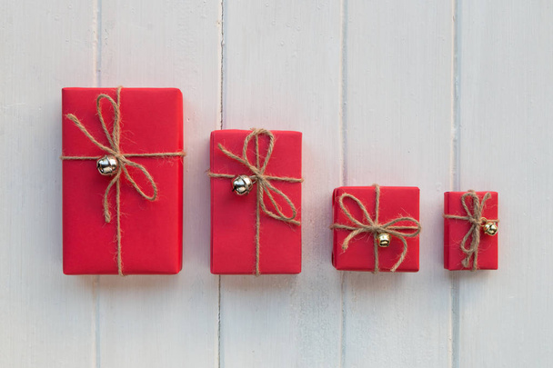 Cajas de regalo hechas a mano sobre fondo de madera
 - Foto, Imagen