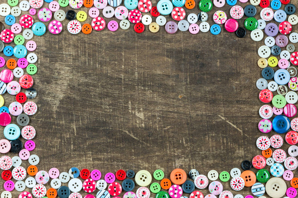 Colección de botones usados sobre fondo de madera
  - Foto, Imagen