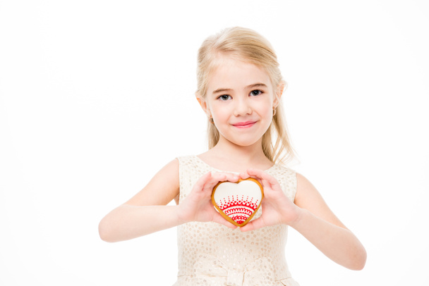 Dziewczynka gospodarstwa ciasteczka w kształcie serca    - Zdjęcie, obraz
