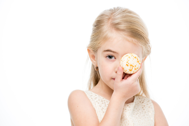 Girl holding macaron - Foto, Bild