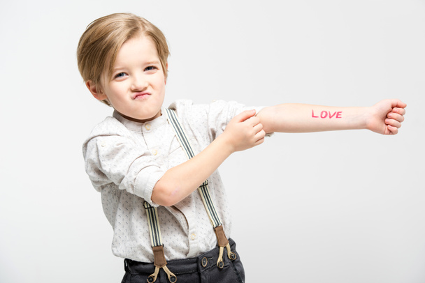 Niño con la palabra amor
 - Foto, Imagen