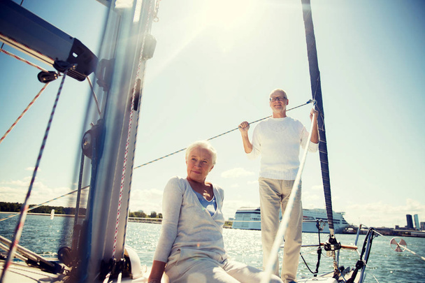 couple sénior étreignant sur voilier ou yacht en mer
 - Photo, image