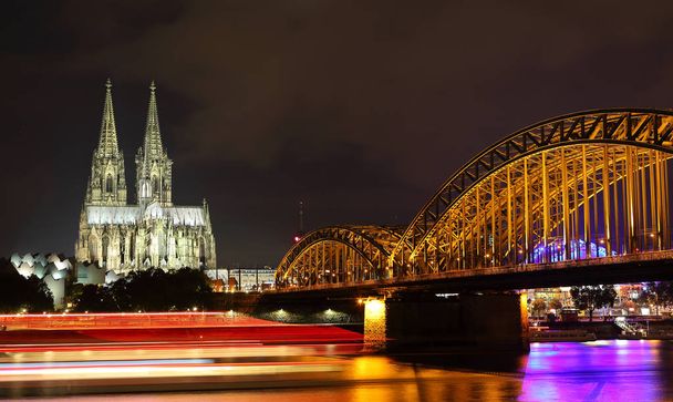Kathedraal, Bridge en boot in Keulen - Foto, afbeelding