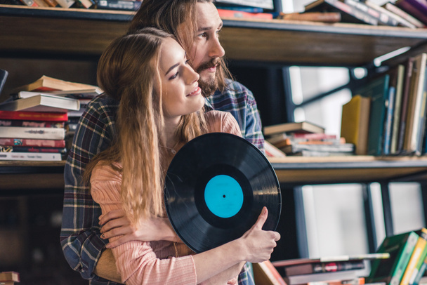 Couple avec disque vinyle
 - Photo, image