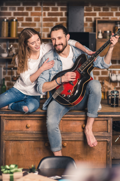 Mladý pár s kytarou  - Fotografie, Obrázek