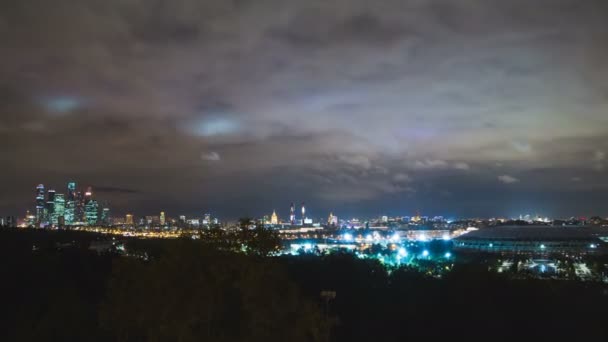 De skyline van de stad van Moskou in nacht timelapse. Moderne wolkenkrabbers en oude gebouwen. - Video