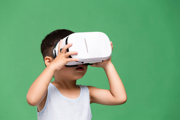 boy watching though virtual reality - Fotoğraf, Görsel