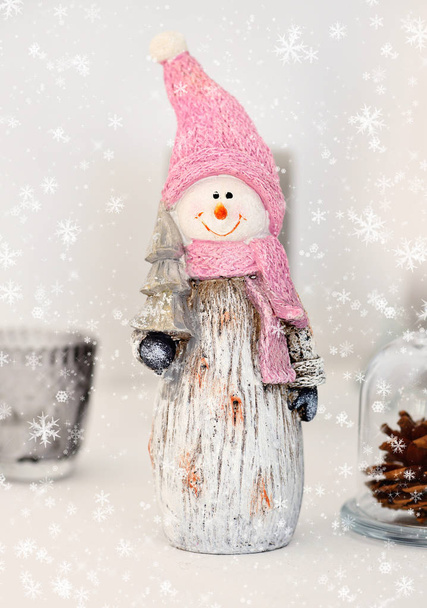 Χιονάνθρωπος με Χριστουγεννιάτικο δέντρο. Χριστούγεννα παιχνίδι. Χριστουγεννιάτικη εορταστική φόντο με χιόνι - Φωτογραφία, εικόνα