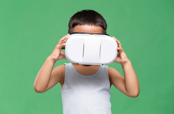 jongen zoekt al virtuele realiteit apparaat - Foto, afbeelding