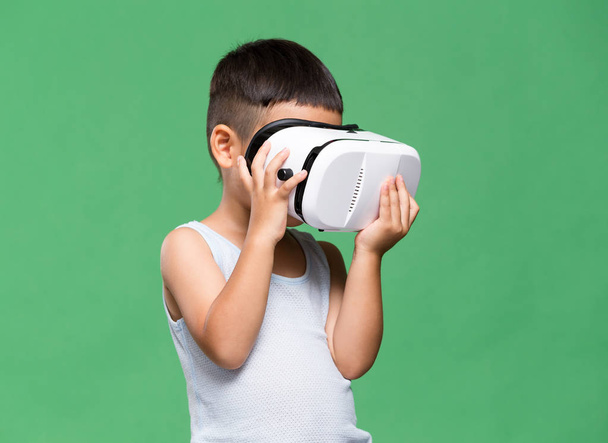 ragazzo guardando anche se dispositivo VR
 - Foto, immagini