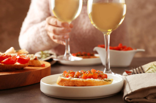 glasses of wine and tasty bruschetta - Foto, Imagem