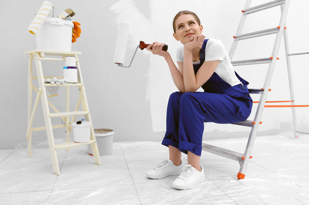 Young female decorator - Foto, afbeelding