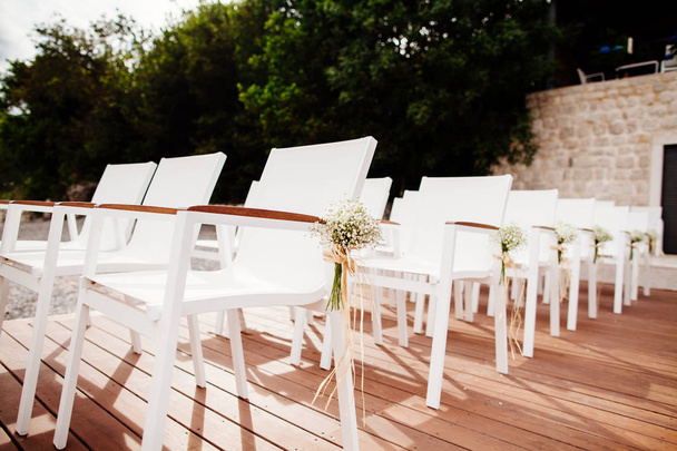 καρέκλες γάμου με διακόσμηση λουλούδια - Φωτογραφία, εικόνα