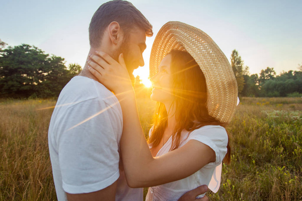 Szczęśliwa para piękny uściski w parku w na zachodzie słońca. - Zdjęcie, obraz