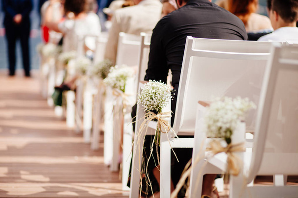 Düğün sandalye çiçek dekorasyonu ile - Fotoğraf, Görsel