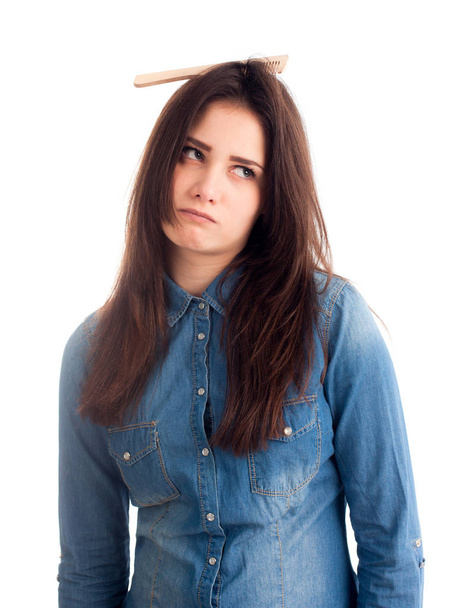 Дівчина з пензлем у волоссі зі смішним обличчям ізольовані
 - Фото, зображення