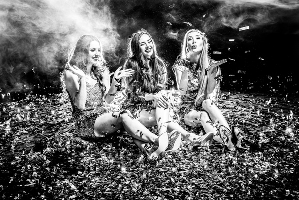 Три женщины на вечеринке
 - Фото, изображение
