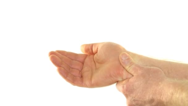 zmniejszenie bólu z siebie masażu nadgarstka na białym tle - Materiał filmowy, wideo
