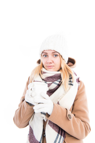 Девушка с чашкой чая зимой
 - Фото, изображение