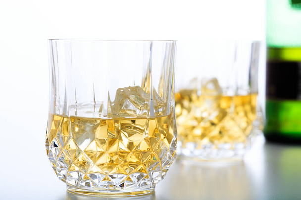 Szklanki whisky i lód na białym tle - Zdjęcie, obraz