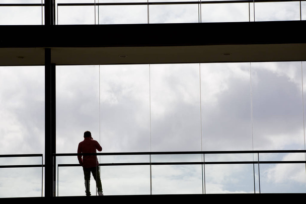 Pohled na siluetu mladých podnikatel v interiéru moderní kancelářské budovy - Fotografie, Obrázek