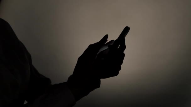 isolato su silhouette bianca di donna al telefono
 - Filmati, video