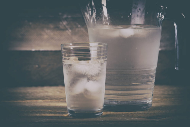 Agua mineral en un vaso
 - Foto, imagen