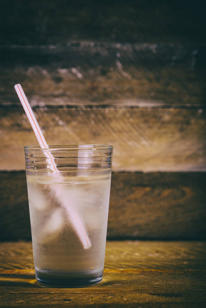 Agua mineral en un vaso
 - Foto, Imagen