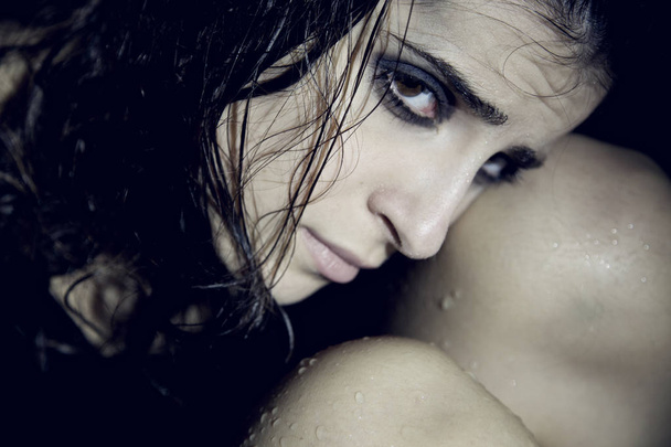 Sad przygnębiony samotny przestraszona kobieta mokry w prysznic zbliżenie - Zdjęcie, obraz