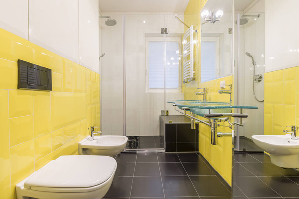 Sarı zemin ile banyo - Fotoğraf, Görsel