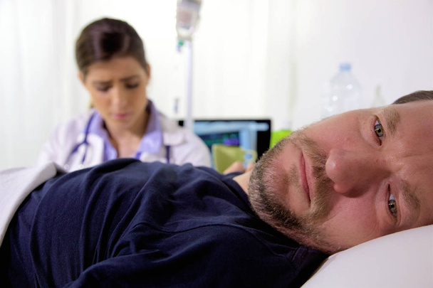 Kötü haber sonra hastanede üzgün adam - Fotoğraf, Görsel