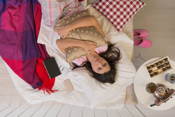 Young divorcee lying in bed - Valokuva, kuva