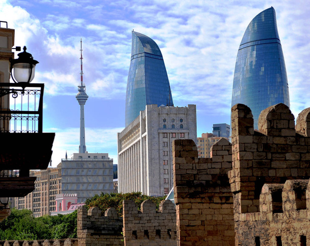 Torres de llamas y casco antiguo de Bakú
 - Foto, Imagen
