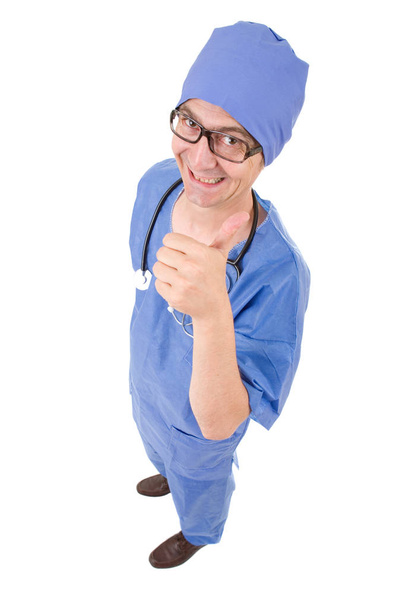 дурний чоловік лікар йде великим пальцем вгору, повнометражний, ізольований на білому
 - Фото, зображення
