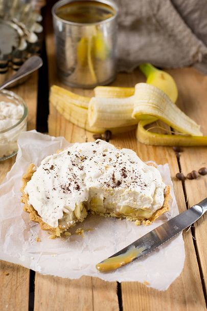 Banoffee pie με μπανάνες, κρέμα σαντιγί και ζαχαρωτά - Φωτογραφία, εικόνα