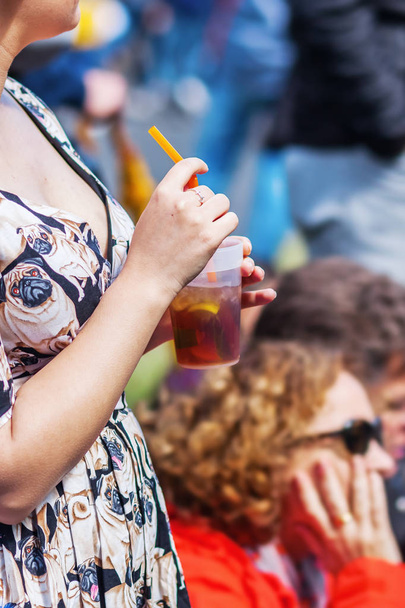 woman drinks at a street festival - Zdjęcie, obraz