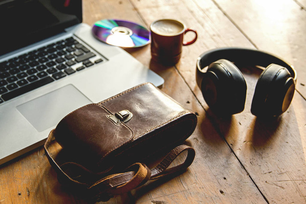 Laptop, Musik hören, über Kopfhörer mit Espresso chillen - Foto, Bild