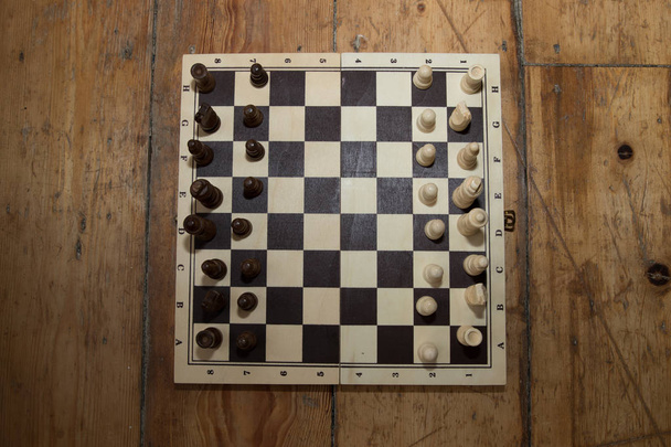 szachy na płycie na niektóre drewniane podłogi - Zdjęcie, obraz