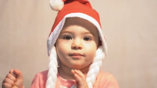 Крупним планом дитини з Санта-Клауса капелюх - Кадри, відео