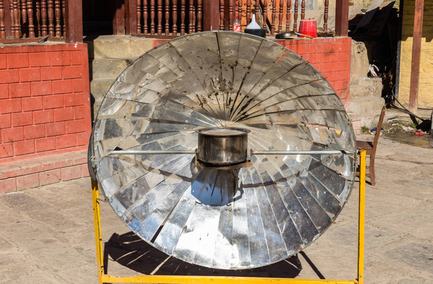 Солнечный параболический обогреватель, Гималаи, Непал
 - Фото, изображение
