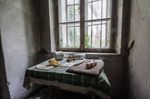 tafel bij venster in huis - Foto, afbeelding