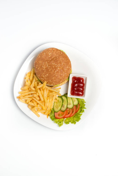 Hamburguesa con papas fritas sobre fondo blanco
 - Foto, Imagen