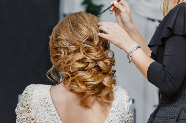 Jovem noiva recebendo seu cabelo feito antes do casamento por cabeleireiro profissional
 - Foto, Imagem
